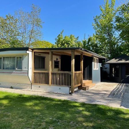 הוילה Chalet 'T Rijsterbos Op Camping Met Zwembad! מראה חיצוני תמונה