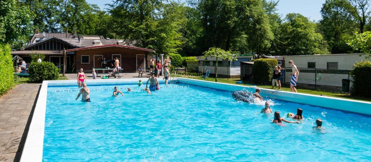 הוילה Chalet 'T Rijsterbos Op Camping Met Zwembad! מראה חיצוני תמונה