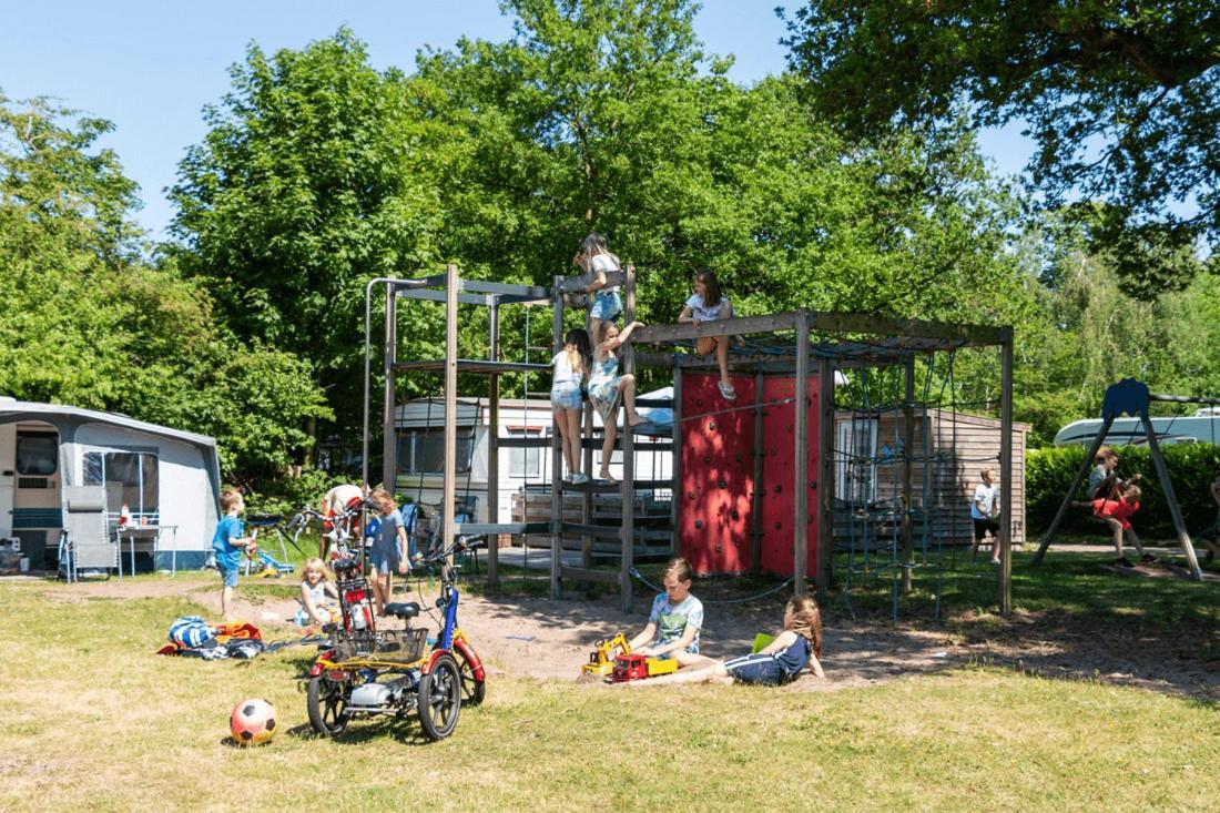 הוילה Chalet 'T Rijsterbos Op Camping Met Zwembad! מראה חיצוני תמונה