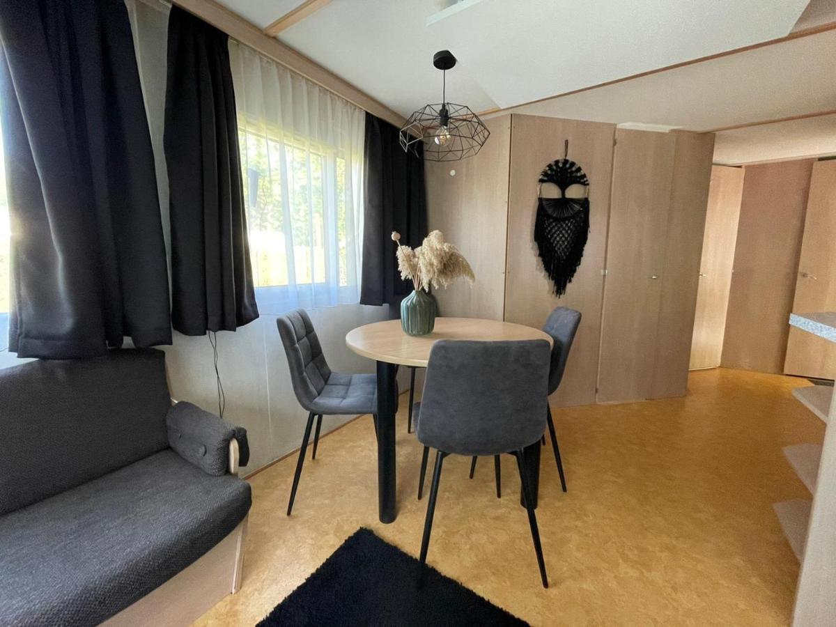 הוילה Chalet 'T Rijsterbos Op Camping Met Zwembad! מראה חיצוני תמונה
